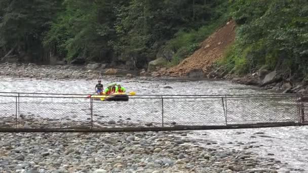 两只黄色的充气船在森林中的河里漂流 漂流和白色的水上漂流是户外活动 冒险快乐疯狂的娱乐运动性质真正自然的4K — 图库视频影像
