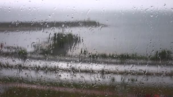 Trauriger Blick Auf Das Meer Mit Regentropfen Durch Neblig Nasse — Stockvideo