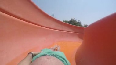 Çok Tehlikeli ve Hızlı Kaydırak Yüksek Su Kaydırağından Kayıyor. Yarış eğlencesi düşüyor. Adrenalin salgısı yok, yaz tatili yok.