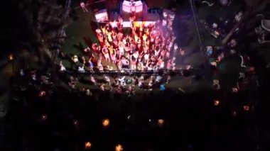 Otel Havuzu 'ndan Night Outdoor Disco Music Concert. Açık hava gece kulübündeki Disko müzik konseri. İnsanlar yaz tatili partisinde dans ediyorlar. Genç kızlar ve oğlanlar çılgınca eğleniyorlar. Müzisyenler büyük sahne aydınlatma efektleri kalabalığını eğlendiriyor 