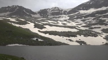 Yüksek İrtifa Çayırı 'ndaki Dağ Gölü' nü selamlayın. Alp dağı iklimi ağaç sınırının üzerindeki bölgeler için tipik bir hava durumudur. Burası aynı zamanda dağlık arazi olarak da bilinir. Yükseklik 4K 'ya neden olur.
