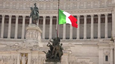 İtalya 'nın tarihi anıtı Ulusal Sembol Heykeli ve Roma' daki İtalyan Bayrağı. Victor Emmanuel II, Piazza Venezia ve Capitoline arasında yer alır. Kültür mirası. Portico, bir binanın girişine ya da genişletilmiş bir verandadır.