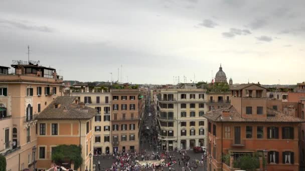 罗马街上挤满了游客 西班牙广场 西班牙语 Piazza Spagna 是意大利罗马最有名的广场之一 它的名称来自西班牙驻罗马教廷大使馆所在地斯帕格纳宫 在附近的是 — 图库视频影像
