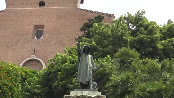 Boze Prikkelbare Sculptuur Groen Gekleurd Standbeeld Beeldhouwkunst Van Een Lange — Stockvideo