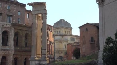 Büyük Sinagog ya da Tempio Maggiore di Roma, Roma 'nın ufuk çizgisinde ortaya çıkan Büyük Sinagog' un en büyük sinagogu. Asurlu-Babil, Mısırlı ve Greko-Romen mimarisi elementleri içerir. 4K