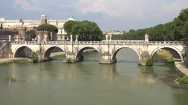 Ponte Sant 'Angelo Aelian Köprüsü veya Pons Aelius İtalya' da bulunan bir Roma köprüsü. Travertin mermerle karşı karşıya kalan mermer, Tiber boyunca üç tanesi Romalı olan beş kemer boyunca uzanır. Köprü artık sadece... 