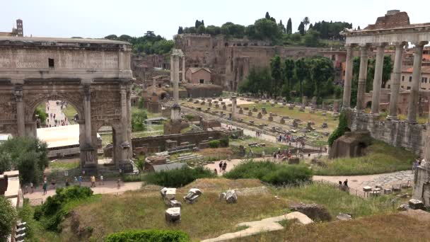 Turistas Recorrido Pie Ruinas Antiguas Lugares Interés Histórico Roma Italia — Vídeo de stock