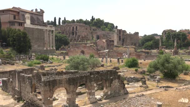 Toeristen Tour Wandelen Oude Ruïnes Van Historische Bezienswaardigheden Rome Italië — Stockvideo