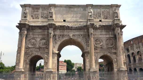 コンスタンティノスのアーチローマのローマ帝国のシンボルイタリアのコンスタンティノスのアーチは 皇帝コンスタンティノス大王に捧げられたローマの凱旋門です アーチは大理石で舗装されたレンガのコンクリートで作られています 三つのベイデザイン — ストック動画
