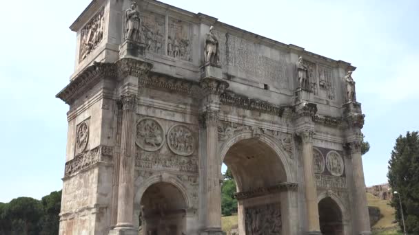 コンスタンティノスのアーチローマのローマ帝国のシンボルイタリアのコンスタンティノスのアーチは 皇帝コンスタンティノス大王に捧げられたローマの凱旋門です アーチは大理石で舗装されたレンガのコンクリートで作られています 三つのベイデザイン — ストック動画