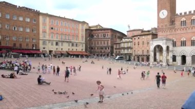 Piazza del Campo, Siena, Toskana, İtalya 'nın tarihi merkezinin ana kamusal alanıdır ve Avrupa' nın en büyük ortaçağ karelerinden biridir.
