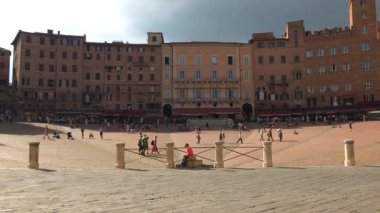 Piazza del Campo, Siena, Toskana, İtalya 'nın tarihi merkezinin ana kamusal alanıdır ve Avrupa' nın en büyük ortaçağ karelerinden biridir.