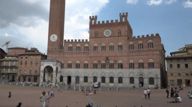 Piazza del Campo, Siena, Toskana, İtalya 'nın tarihi merkezinin ana kamusal alanıdır ve Avrupa' nın en büyük ortaçağ karelerinden biridir.