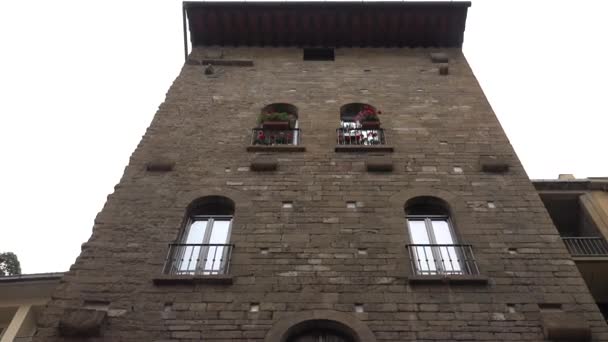 Красные Цветы Окне Старого Исторического Здания Старая Средневековая Архитектура Каменными — стоковое видео