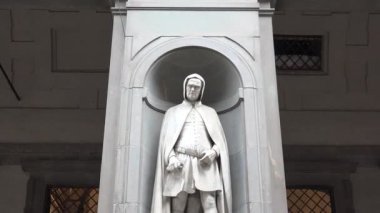Giotto, Floransa 'dan İtalyan bir ressam ve mimardı. Bizans sanatı İtalya Roma Kilisesi kadın mimari süslemesi. Orta çağ Avrupa' sına bakan tek bir zum..