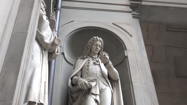 悲しいと疲れ顔の表情の男の像は彼の手に本で立っています ビザンチン芸術イタリアローマの女性教会の宮殿の建築装飾中世ヨーロッパで一つのズーム4K — ストック動画
