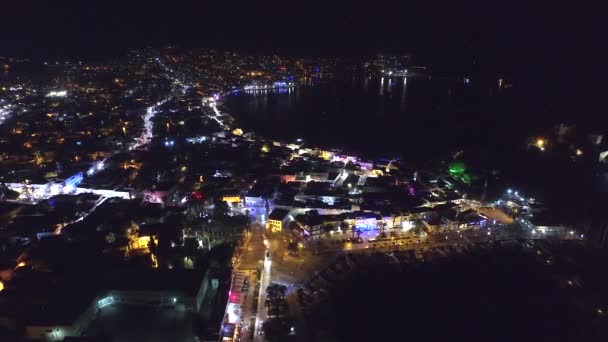 Deniz Kenti Nin Havadan Bakış Gecesi Aydınlatılmış Sokakları Limanda Liman — Stok video