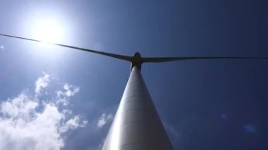 Rüzgâr türbininin yukarı bakan görüntüsü. Rüzgâr Çiftliği Parkı elektrik santralinde. Rüzgâr enerjisi rüzgar türbinleri aracılığıyla elektrik jeneratörlerini ve geleneksel alternatif enerjiyi dönüştürmek için rüzgarın kullanılmasıdır.