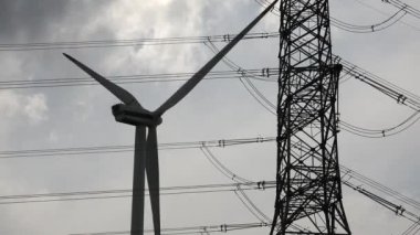 Elektrik Rüzgâr Enerjisinden İstasyonun Elektrik Alt İstasyonuna aktarılıyor. Elektriğin rüzgar enerjisinden elektrik transformatörüne aktarılması 4K dağılımında yüksek gerilim yaratıyor.