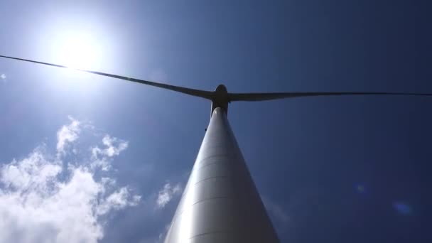 Pohled Nahoru Větrnou Turbínu Sluncem Čisté Nebe Pozadí Větrná Farma — Stock video