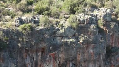 Büyük Çukur ve Büyük Çöküntü Alanı 'nın Rocky Duvarları. Büyük ve büyük karst depresyonlu Rocky duvarları. Topografi kireçtaşı, dolomit ve alçı taşı gibi çözünebilir kayaların çözülmesiyle oluşmuştur. Yeraltı 4K ile karakterize edilir.