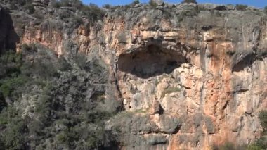 Büyük Çukur ve Büyük Çöküntü Alanı 'nın Rocky Duvarları. Büyük ve büyük karst depresyonlu Rocky duvarları. Topografi kireçtaşı, dolomit ve alçı taşı gibi çözünebilir kayaların çözülmesiyle oluşmuştur. Yeraltı 4K ile karakterize edilir.