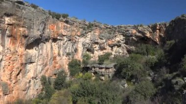 Büyük Çukur ve Büyük Çöküntü Alanı 'nın Rocky Duvarları. Büyük ve büyük karst depresyonlu Rocky duvarları. Topografi kireçtaşı, dolomit ve alçı taşı gibi çözünebilir kayaların çözülmesiyle oluşmuştur. Yeraltı 4K ile karakterize edilir.