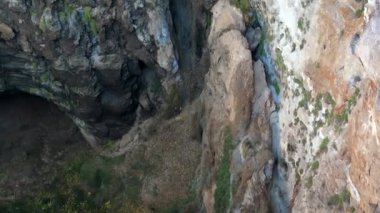 Yüksek ve Derin Mağara 'nın zemin katı Pit.eğimli eziciler doğal hava akımları ile çakıl taşları şeklindeki yuvarlak kaya şekilli kara yatay çöküntüsü çukur sarkıtı zemin deliği kuyrukları 4K