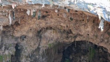 Rocky Wall Horizon Mağara Katmanları. Yeraltı profilleri kayalık zeminde. Tür ufkunun altındaki katman paralel kabuk fiziksel özellikleri belirgin özellikleri tanımladı. Kaya çökme mağarası çöküşü anakara kıtasının çöküşü. 