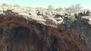 Rocky Wall Horizon Mağara Katmanları. Yeraltı profilleri kayalık zeminde. Tür ufkunun altındaki katman paralel kabuk fiziksel özellikleri belirgin özellikleri tanımladı. Kaya çökme mağarası çöküşü anakara kıtasının çöküşü. 