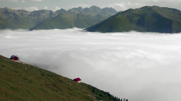 Casas Montaña Están Mirando Hacia Valle Por Encima Las Nubes — Vídeos de Stock