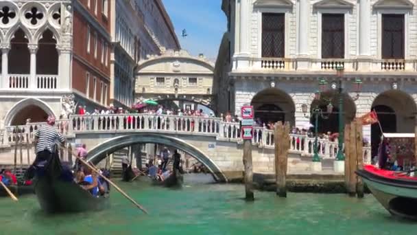 Гондольная Лодка Going Canals Венеции Italy Gondola Традиционная Венецианская Гребная — стоковое видео