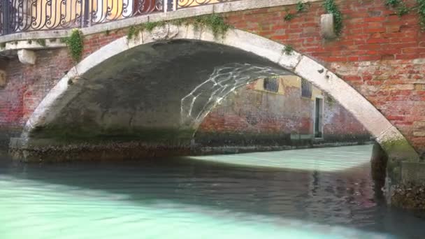 Gondol Boat Going Canals Venice Itália Gondola Tradicional Barco Remo — Vídeo de Stock