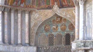 Ortaçağ Avrupalı Hıristiyan Duvar resimleri. Muazzam mimari ve heykel. Bizans Kilisesi mozaikleri ortaçağ sanatının en büyük başarılarından biridir. Hıristiyan Osmanlı Romence renkli stil. Damgalı sarı altın arka planlar ve çok fazla morötesi.