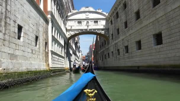 Gondol Boat Going Canals Venedig Italien Gondola Traditionell Platt Bottnad — Stockvideo