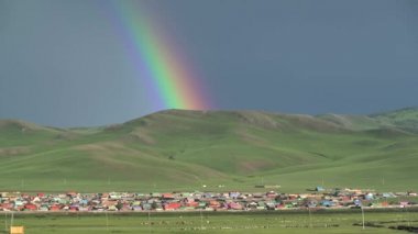 Sibirya 'da Sibirya şehri ve gökkuşağı havası. Rusya' da şehir. Renkli çatılar ovaları boyadı. Novosibirsk Magadan Batı Yakutiya Yakut Krasnojarski Krasnoyarsk Tuva gökkuşağı fırtına bulutu köyü.