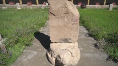 Arkhangai Moğolistan 'dan Ikh-Tamir Sum. Taspar Tatpar Qaghan Kağan Kağan Aşina Klanı Gokturk Ortaçağ Asya' sı Bumin Ruanruan Rouran Moğolistan Brahmi Moğolistan. Ortopedist Menhir bronz çağı megalit 4K.