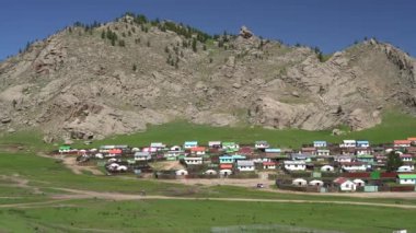 Orta Asya 'nın klasik kentindeki renkli çatılı evler. Geleneksel Sibirya şehri. Bahçe coğrafyacısı, Rusya' nın bakımlı evleri, Moğolistan 'ın geleneksel sinemanın evleri.
