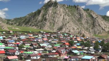 Orta Asya 'nın klasik kentindeki renkli çatılı evler. Geleneksel Sibirya şehri. Bahçe coğrafyacısı, Rusya' nın bakımlı evleri, Moğolistan 'ın geleneksel sinemanın evleri.