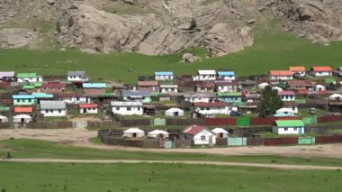 Orta Asya 'nın klasik kentindeki renkli çatılı evler. Geleneksel Sibirya şehri. Bahçe coğrafyacısı, Rusya' nın bakımlı evleri, Moğolistan 'ın geleneksel sinemanın evleri.