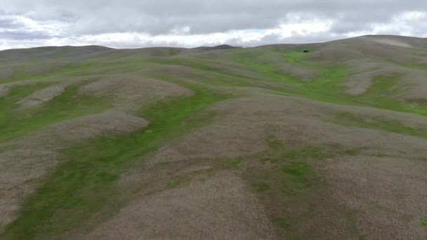 Treeless Empty Low Hills Cloudy Sky Elevation Terrain Geography Topography — Stock Video