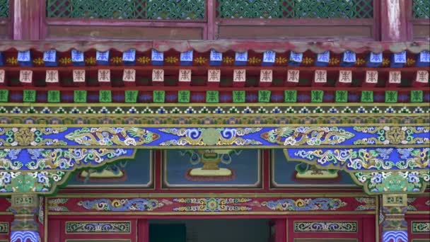 歴史的な寺院の屋根の装飾仏教文化の古典的な中央アジアの建築 仏教寺院 神社や伝統的なスタイルの建物 木や石の装飾 — ストック動画