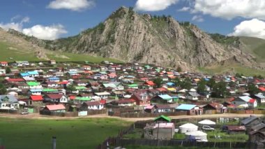 Orta Asya 'nın klasik kentindeki renkli çatılı evler. Geleneksel Sibirya şehri. Bahçe coğrafyacısı, Rusya' nın bakımlı evleri, Moğolistan 'ın geleneksel sinemanın evleri.