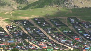 Orta Asya 'nın klasik kentindeki renkli çatılı evler. Geleneksel Sibirya şehri. Bahçe coğrafyacısı, Rusya' nın bakımlı evleri, Moğolistan 'ın geleneksel sinemanın evleri.