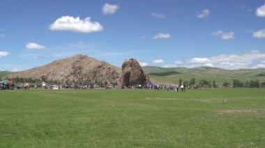 Arkhangai Moğolistan 'daki Turist dini töreni sembolü Taikhar Chuluu. Çelik çeliklerle oyulmuş antik megalolar, Menhir anıtı, eski turizm turizmi yaşlanan megalith Steel Stepe din heykelleri..