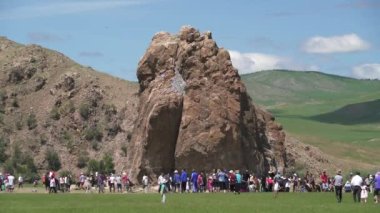 Arkhangai Moğolistan 'daki Turist dini töreni sembolü Taikhar Chuluu. Çelik çeliklerle oyulmuş antik megalolar, Menhir anıtı, eski turizm turizmi yaşlanan megalith Steel Stepe din heykelleri..