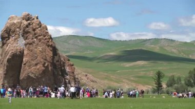 Arkhangai Moğolistan 'daki Turist dini töreni sembolü Taikhar Chuluu. Çelik çeliklerle oyulmuş antik megalolar, Menhir anıtı, eski turizm turizmi yaşlanan megalith Steel Stepe din heykelleri..