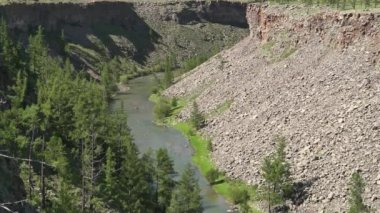 Stony Canyon Jeolojik Oluşturumundaki Kayalıklar Arasında Derin Yarık. Volkanik kaya katmanı katmanları çökelti tortusu, erozyon yıkama tespit kanyonları dar toprak kayması heyelan kayması jeoloji topografisi karst vadisi büyük kahverengi.