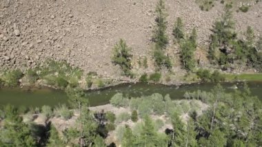 Stony Canyon Jeolojik Oluşturumundaki Kayalıklar Arasında Derin Yarık. Volkanik kaya katmanı katmanları çökelti tortusu, erozyon yıkama tespit kanyonları dar toprak kayması heyelan kayması jeoloji topografisi karst vadisi büyük kahverengi.