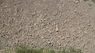 Kırık ve parçalanmış kayalar vadi zeminine doğru dökülüyor. Volkanik kaya katmanları çökelti tortusu erozyon yıkama delinmesi kanyonları toprak kayması heyelan heyelan heyelan heyelan heyelan heyelan 4K